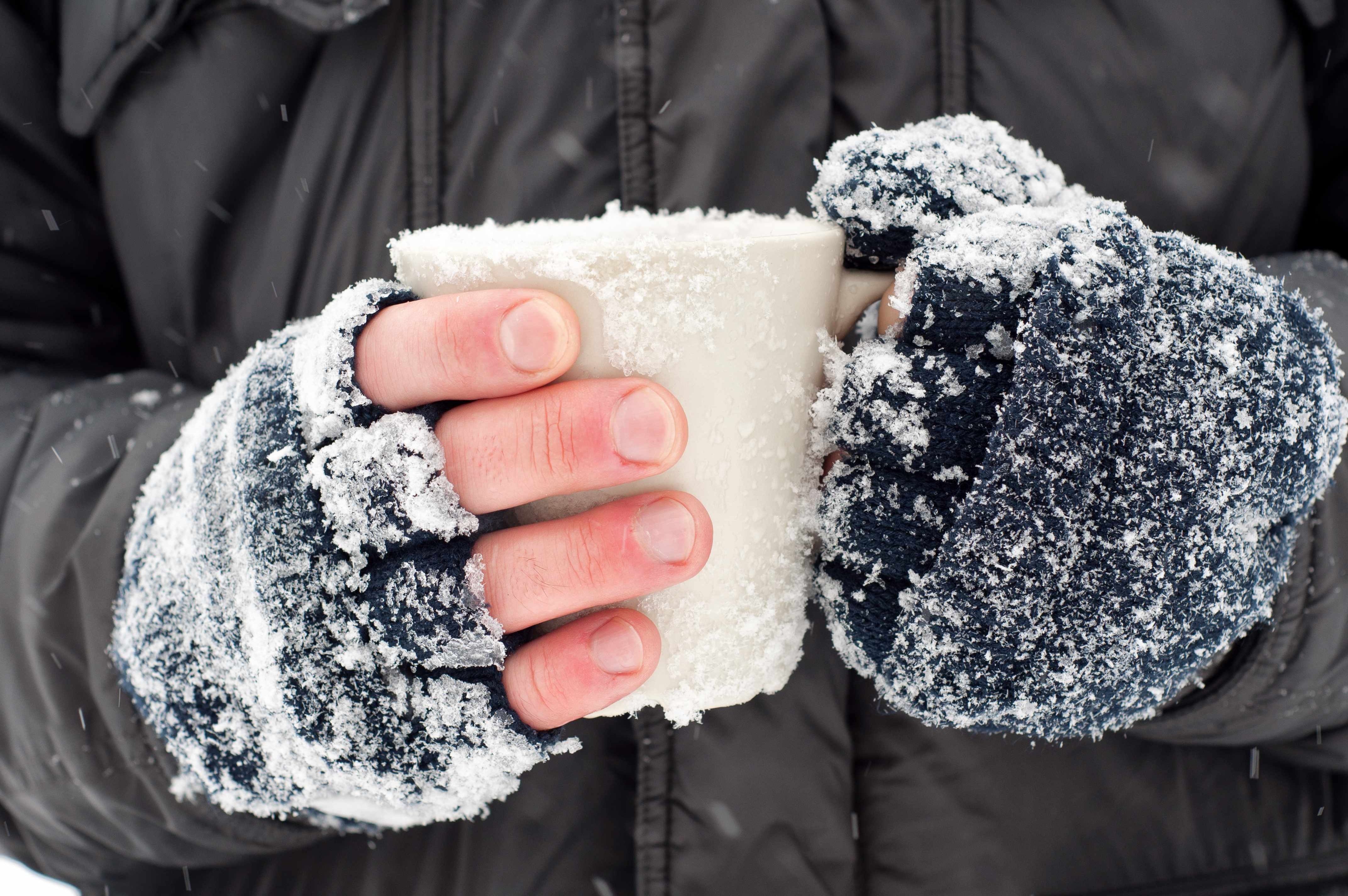 Если внести лед с сильного мороза. Переохлаждение и обморожение. Руки зимой.